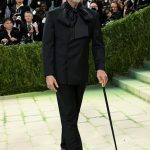 «Bad Bunny en la Met Gala 2026: El disfraz de anciano que conquistó las redes sociales y redefinió el estilo en la alfombra roja»