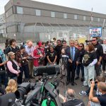 Congresista Adriano Espaillat realiza visita de supervisión al Centro de Detención de Inmigrantes Delaney Hall en medio de una huelga de hambre
