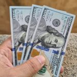 Dólar y euro bajan en RD, mientras el petróleo sube a US$108 por barril