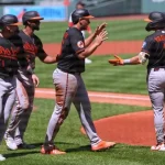 «Seis Carreras en la Primera Entrada»: La Noche en que los Orioles Humillaron a los Medias Rojas en su propia Casa