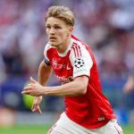 «Martin Ødegaard y el Balón que Casi le Cuesta una Multa: El Incidentes con un Policía en el Desfile del Arsenal»