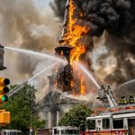 Fuego de tres alarmas destruye iglesia histórica en Brooklyn: Bomberos luchan por contener las llamas