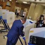 Espaillat vota en su distrito y llama a participar en las primarias