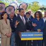 Congresista Adriano Espaillat arremete contra los recortes de los republicanos de la Cámara a la vivienda asequible
