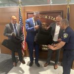 Consulado dominicano en Nueva York recibe donación de 849 chalecos antibalas para RD