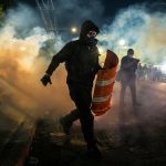 «Amenazas de Muerte a Agente de ICE: Detenido Hombre de Brooklyn Tras Protesta en Delaney Hall»