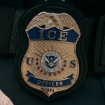 «Tensión en Nueva Jersey: Agente de ICE dispara a conductor tras ser atropellado durante una operación»