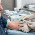 Un nuevo análisis de sangre podría predecir el riesgo de Alzheimer hasta 10 años antes de los síntomas, según estudio