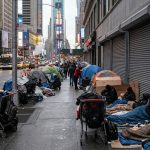 «Nueva York enfrenta su peor crisis de personas sin hogar en una década: ¿Qué está haciendo la ciudad?»