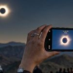 Lo esencial sobre Los expertos coinciden: «Hacer fotos del eclipse con tu móvil puede romper tu cámara sino sigues los pasos adecuados»