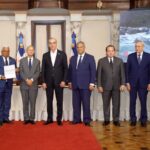 Luis Abinader entrega seis títulos de propiedad de parques nacionales Loma Novillero y Montaña La Humeadora