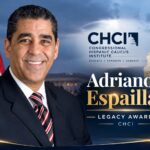 El presidente del CHC, Adriano Espaillat, recibe el Premio al Legado Distinguido por su trayectoria de excelencia