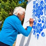 Louka, el pueblo checo que Anežka Kašpárková llenó de flores azules y tradición