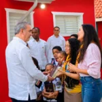 Un CAIPI para 250 niños y una Biblia para el presidente: la jornada doble de Abinader en la avenida República de Colombia