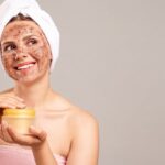 Exfoliar el rostro con café: ¿Qué dice la ciencia sobre sus riesgos y beneficios?