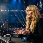 Miley Cyrus vuelve a los escenarios tras cuatro años y llora recordando a su madrina Dolly Parton
