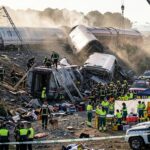 Diez minutos de advertencia y una colisión inevitable: las preguntas que España le hace a su señalización tras el choque de trenes con al menos 30 muertos
