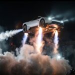 Tesla presenta el Roadster que vuela: el deportivo eléctrico que salta, da volteretas y acelera a 100 km/h en menos de un segundo